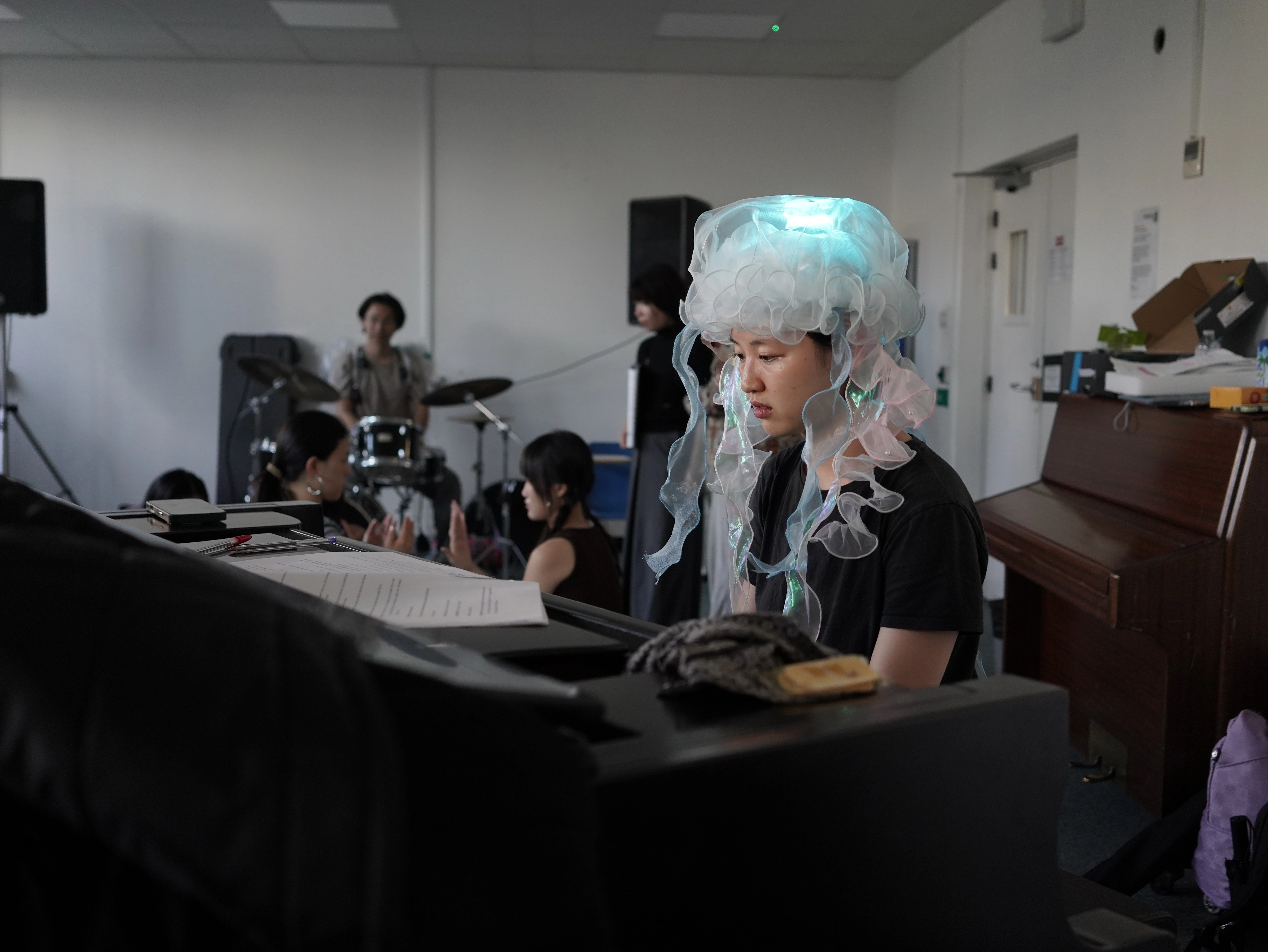 乐手演奏时的头部道具与服装关系